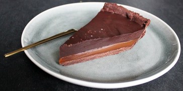 Den lækreste chokoladetærte med saltkaramel, der vil få alles mundvand til at løbe!