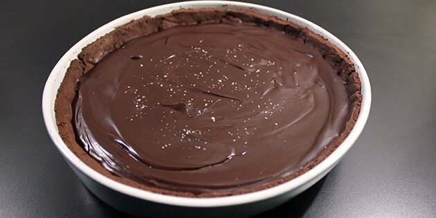 Tærten skal helst laves i god tid, da de forskellige lag skal på køl, inden det næste kommer ovenpå.