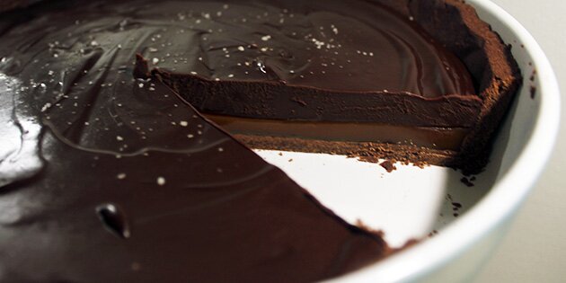 Den smukke kage har et super flot snit.