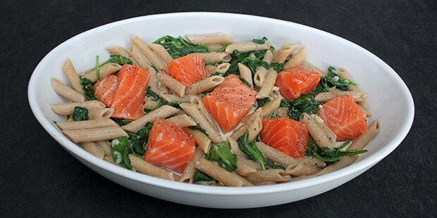 Laksen kan enten købes i tern eller fileter, så man selv skærer dem ud.