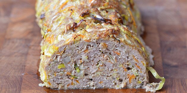 Farsbrødet er fyldt med gulerod, løg, porre, hvidløg og havregryn
