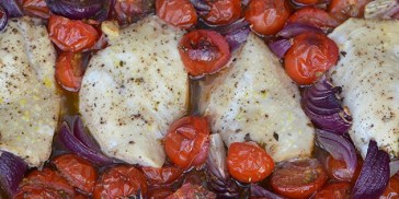 Skøn og simpel opskrift på saftig kylling i fad med tomat og rødløg.