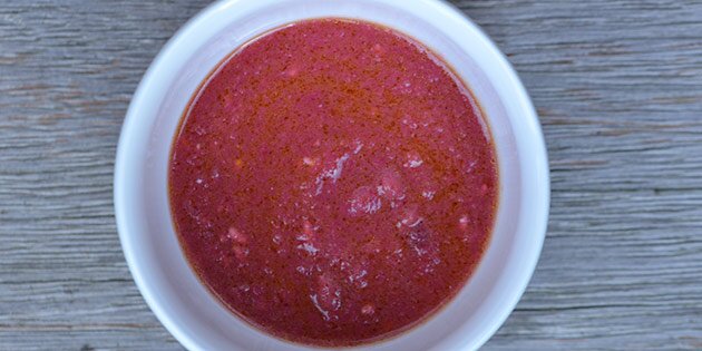 Granatæbledressingen passer perfekt til salaten og giver masser af smag.