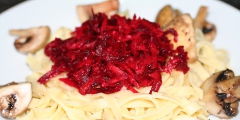 Sund mad med pasta, rødbedesalat og ristede svampe.