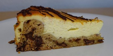 Fantastisk opskrift på cheesecake med hvid chokolade og en cookie dough bund
