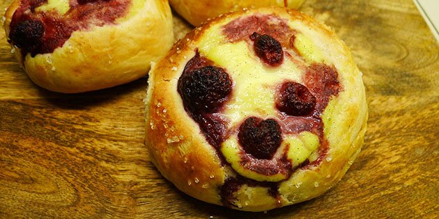 Hindbærrene tilføjer et dejligt friskt pift til kagerne