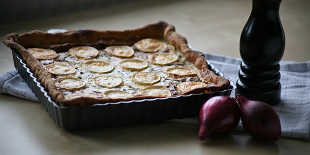 Løgtærten smager skønt med osten på toppen