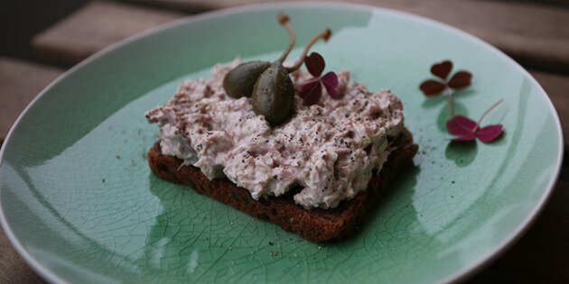Lækker tunsalat med kapers og skalotteløg