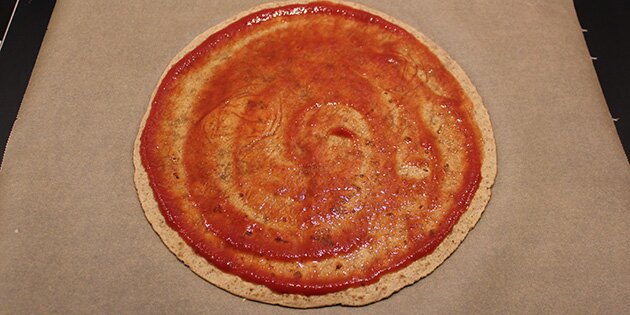 Fordel pizzasaucen på tortillapandekagerne.