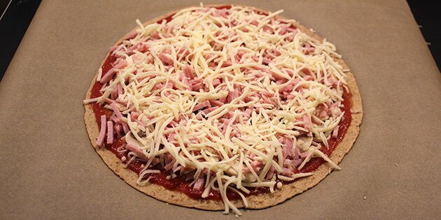 Fyld dit yndlingsfyld på pandekagerne, og bag dem til pizzaer.