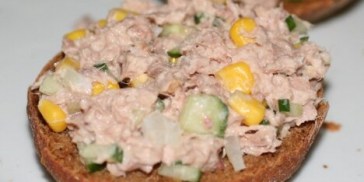 Hjemmelavet tunsalat er bare friskere og mere lækkert end det man kan købe.
