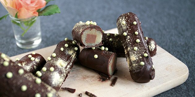Marcipanbrødene er overtrukket med mørk chokolade