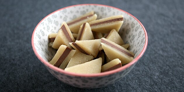 Konfekten er en fantastisk kombination af marcipan og nougat