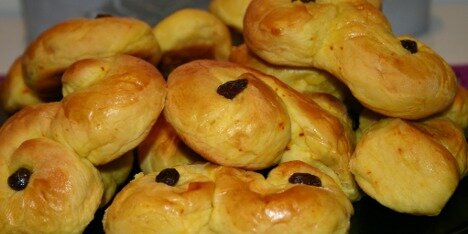 Safranboller eller Luciaboller hedder på svensk lussekatter