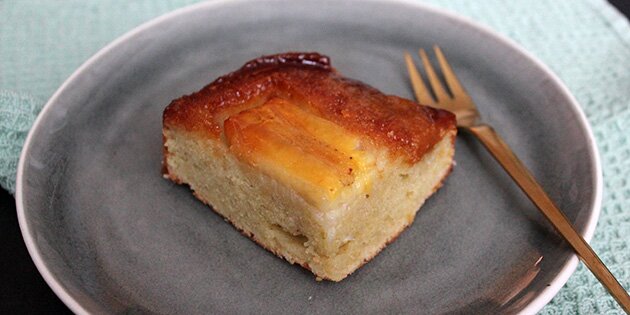 Formidabel banankage, der vendes ud på hovedet, så de hele bananer kommer til syne.