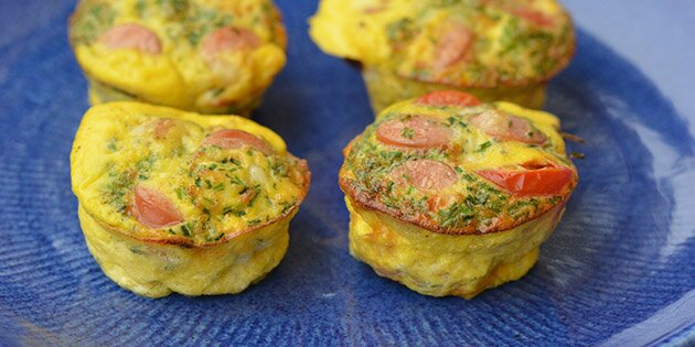 Pølserne får selskab af sødmefulde tomater, finthakket purløg og hytteost, der giver en god konsistens.