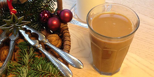 Dejlig julekaffe med kanel, vanilje, sukker og nelliker