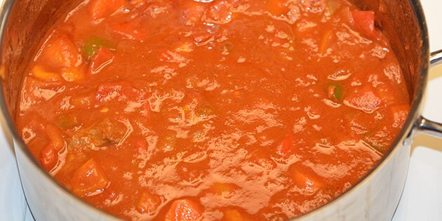 Masser af paprika giver saucen den originale smag.