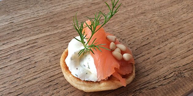 Lækre blinis pandekager med flødeost, laks og dild