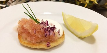 Blinis toppet med stenbiderrogn, creme fraiche og rødløg - lækker forret