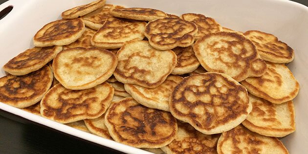 Et fad fyldt med små hjemmelavede blinis pandekager.