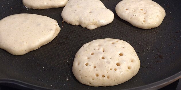 Pandekagerne skal vendes, når der kommer små huller i dejen.
