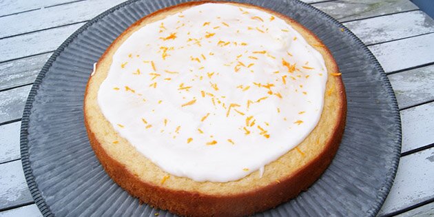 Med glasuren og det fintrevede appelsinskal bliver kagen bare ekstra lækker.