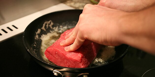 Det er en god idé at lave stegeskorpen, inden kødet kommer i posen