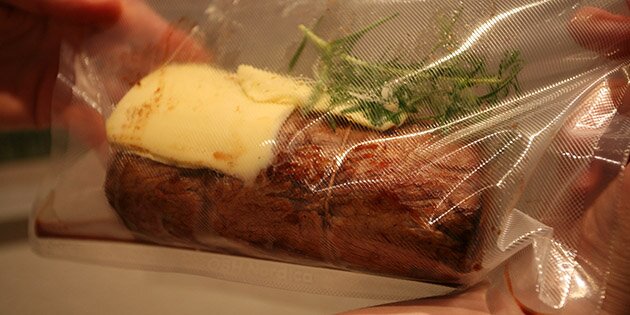 Posen skal ikke nødvendigvis vakuumpakkes, og det smager godt med lidt rosmarin og smør i