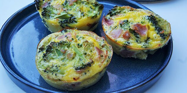 Super lækre æggemuffins med broccoli og skinke. Kan toppes med revet ost.