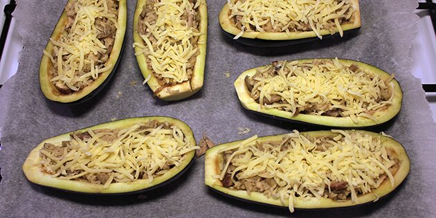 Fyldte auberginer er nemme at lave og mætter utroligt godt.