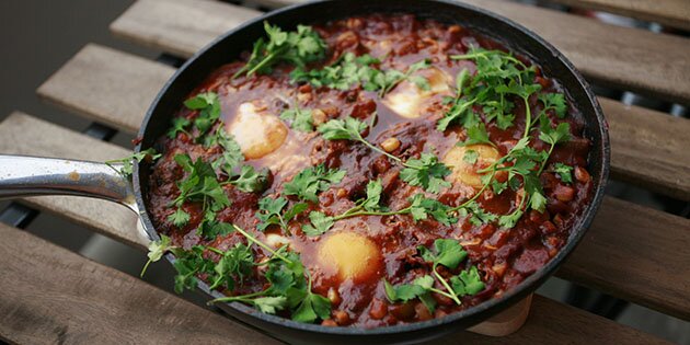 Her finder du en original opskrift på den populære ret, der både kan serveres som morgenmad, frokost og aftensmad