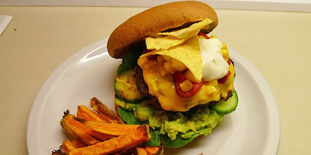 Burgeren kan fyldes med f.eks. guacamole, nachos og salat.