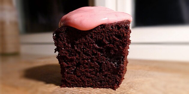 Vildt lækker kage med smag af chokolade og skøn hindbærcreme på toppen