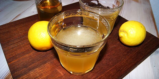 Blander man whisky med honning og citron får man denne skønne drink.