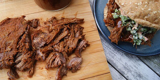 Opskriften på pulled beef giver ufatteligt mørt oksekød, der er dejligt krydret og passer sig selv i ovnen.