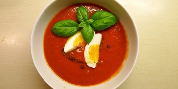 Skøn fyldig tomatsuppe med et dejligt hårdkogt æg på toppen.