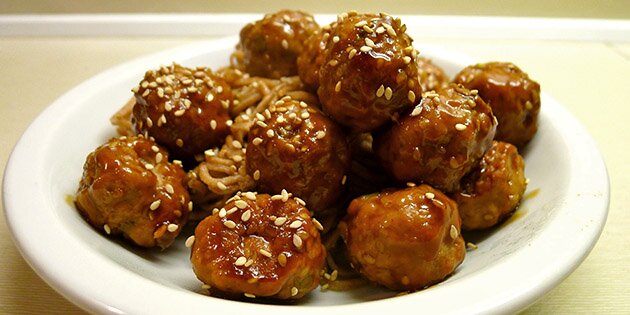 De asiatiske kødboller er vendt i en utroligt lækker teriyakisauce.