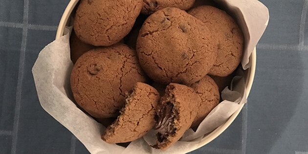 De fantastiske cookies opbevares bedst i en kagedåse.