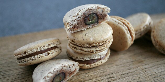 Macarons med nougatcreme og blåbær.