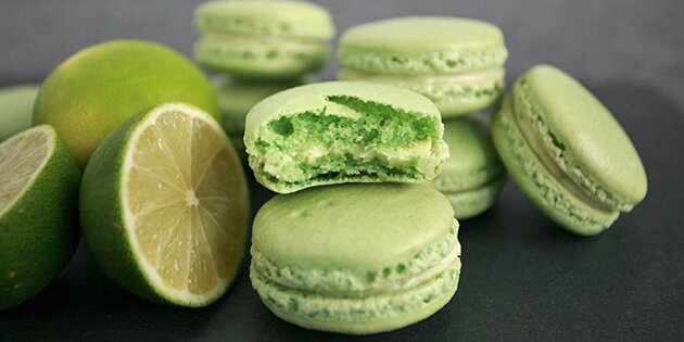 Limcremen er lavet med hvid chokolade, flødeost og både saft og skal af lime