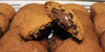 Sprøde og lækre cookies med Nutella i midten.