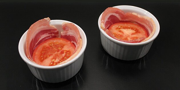 Placér et stykke bacon i kanten af skålen.