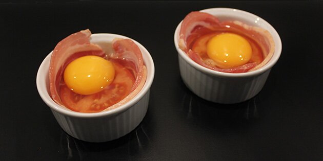 Slå et æg ud i skålen, og kom det hele i ovnen. 