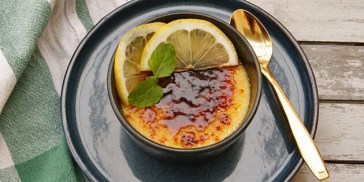 Denne crème brûlée smager dejligt af citron og vanilje.