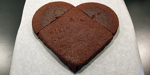 Lav chokoladekagen af en firkantet og rund kage.
