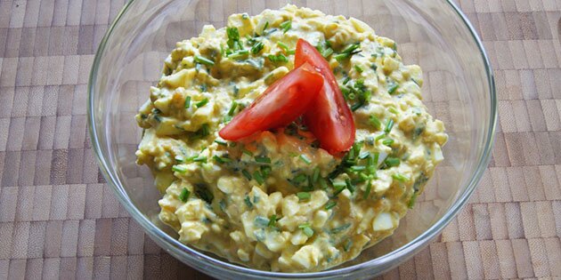 Hytteost og creme fraiche giver æggesalaten den cremede konsistens, mens karry og purløg sørger for den gode smag.
