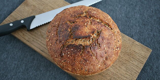 Dejen er koldhævet, og brødet bliver bagt i en gryde, så det holder fugten,