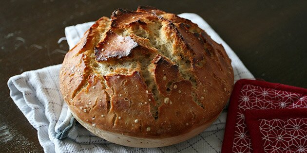 Brødet bages i en gryde, som holder på fugten.