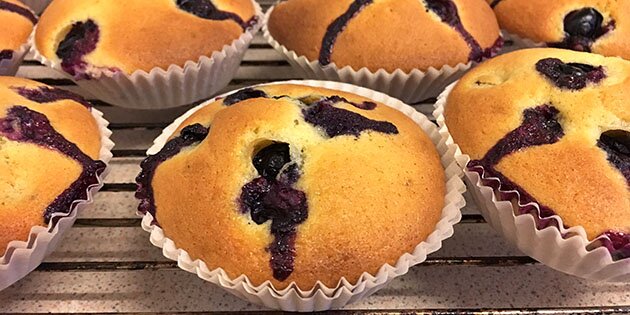 Blåbærrene ser også flotte ud på toppen af muffinsene.
